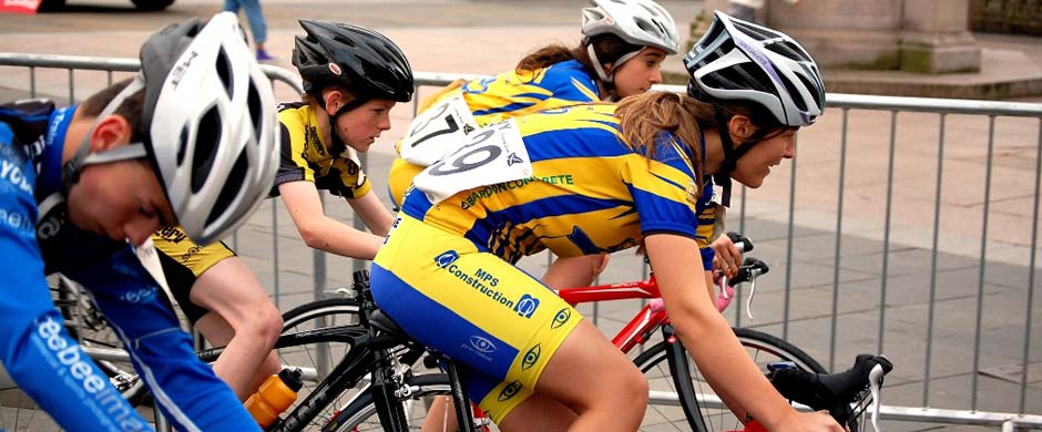 Johnstone Wheelers riders in a tight race line